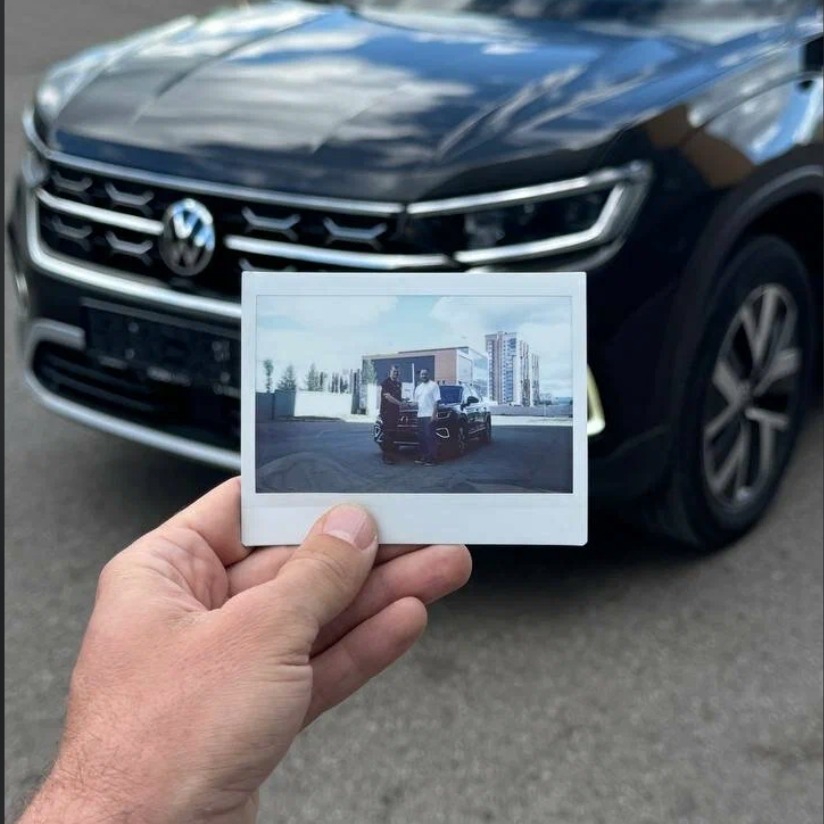 Полароид с выдачи авто на фоне нового ICONAUTO